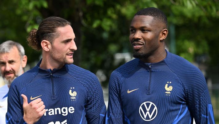 France's midfielder Adrien Rabiot (L) and France's forward Marcus Thuram talk to each other during a training session ahead of the upcoming UEFA Euro 2024 football tournament qualifying matches, in Clairefontaine-en-Yvelines on June 10, 2023. France will play against Gibraltar on June 16, 2023 and against Greece on June 19, 2023 in their UEFA Euro 2024 Group B qualification matches. (Photo by Bertrand GUAY / AFP) (Photo by BERTRAND GUAY/AFP via Getty Images) BREAKING – È fatta per Marcus Thuram all’Inter: ecco l’ingaggio e i dettagli - immagine 1