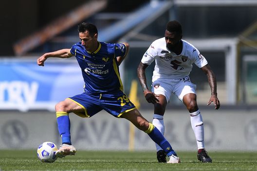  VERONA, ITALY - MAY 09: NIkola Kalinic of Hellas Verona competes for the ball with Nicolas Nkoulou of Torino FC during the Serie A match between Hellas Verona FC and Torino FC at Stadio Marcantonio Bentegodi on May 09, 2021 in Verona, Italy. Sporting stadiums around Italy remain under strict restrictions due to the Coronavirus Pandemic as Government social distancing laws prohibit fans inside venues resulting in games being played behind closed doors. (Photo by Alessandro Sabattini/Getty Images) 