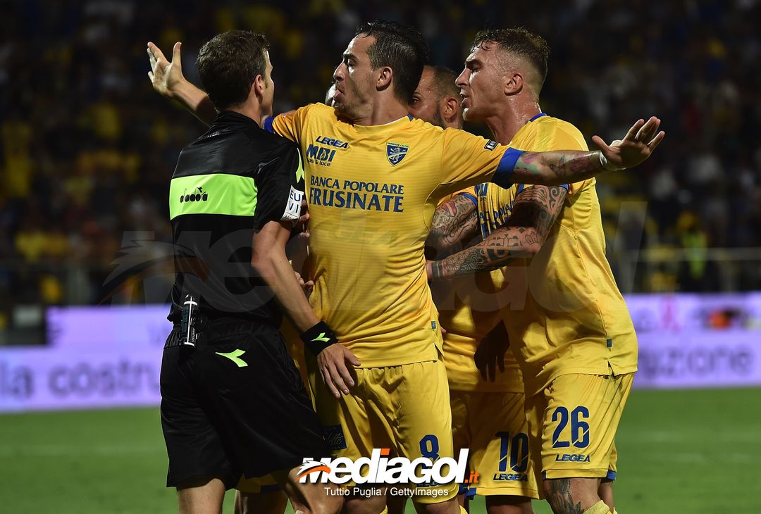 FROSINONE, ITALY - JUNE 16: Players of Frosinone protest during the serie B playoff match final between Frosinone Calcio v US Citta di Palermo at Stadio Benito Stirpe on June 16, 2018 in Frosinone, Italy.  (Photo by Tullio M. Puglia/Getty Images) 