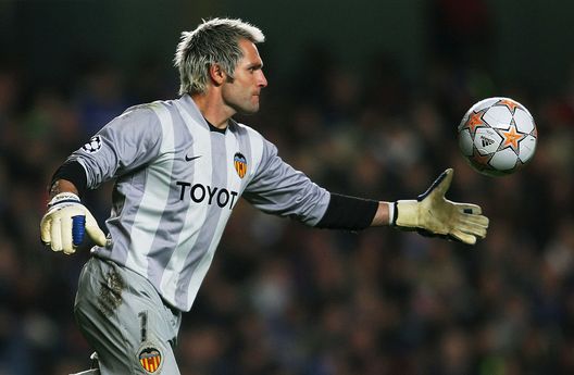 LONDON - DECEMBER 11: Goalkeeper, Santiago Canizares of Valencia in action during the UEFA Champions League group B match between Chelsea and Valencia at Stamford Bridge on December 11, 2007 in London, England. (Photo by Shaun Botterill/Getty Images) Valencia, Canizares in tackle su Gattuso: “Alla fine vince sempre Mendes…” - immagine 1