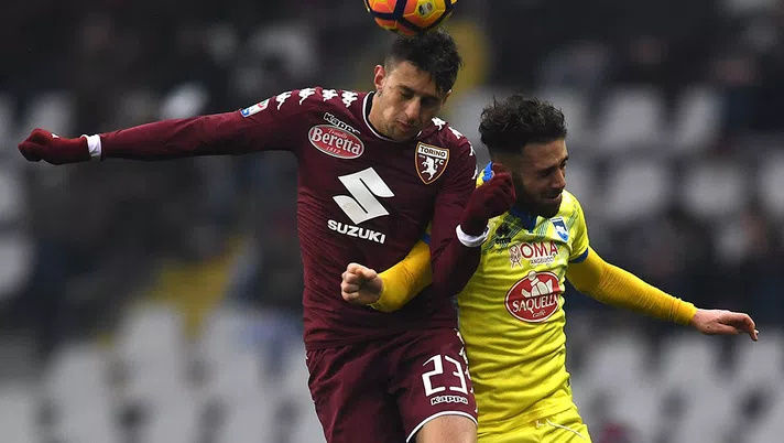 TURIN, ITALY - FEBRUARY 12:  Antonio Barreca (L) of FC Torino goes up with Francesco Zampano of Pescara Calcio during the Serie A match between FC Torino and Pescara Calcio at Stadio Olimpico di Torino on February 12, 2017 in Turin, Italy.  (Photo by Valerio Pennicino/Getty Images)