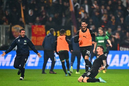 REGGIO NELL'EMILIA, ITALY - NOVEMBER 09: Andrea Pinamonti of US Sassuolo celebrates after scoring their team's first goal during the Serie A match between US Sassuolo and AS Roma at Mapei Stadium - Citta' del Tricolore on November 09, 2022 in Reggio nell'Emilia, Italy. (Photo by Alessandro Sabattini/Getty Images) Pinamonti, la giovane bestia nera della Roma: 4 gol con 4 squadre diverse - immagine 1
