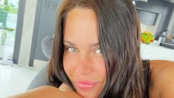 Il sorriso di Natalie Weber incanta i fan: relax per lady Zarate tra le mura domestiche