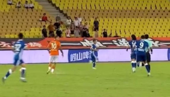 Spallata sulla schiena dell’arbitro: Dourado rischia 6 mesi di squalifica in Cina- immagine 2