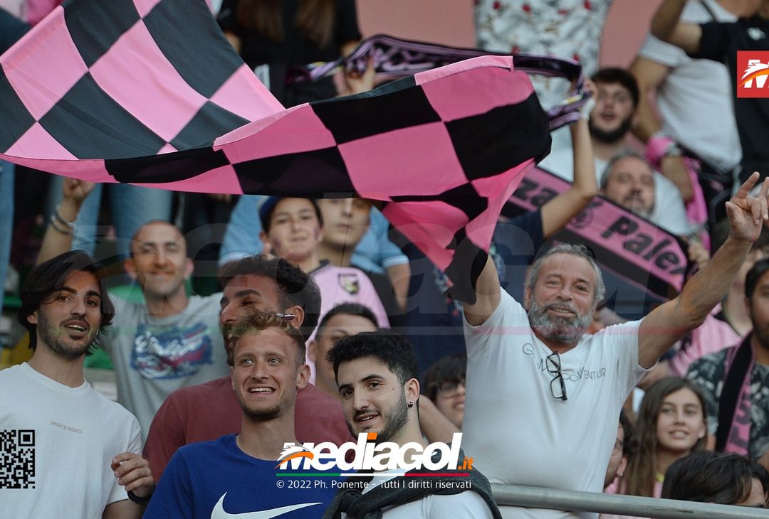 Fototifo, i tifosi allo stadio per Palermo-Feralpisaló 1-0 (gallery) - immagine 99