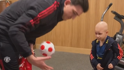 Il gesto di Maguire: gioca con un bambino molto speciale… (VIDEO)