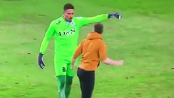 Bicchiere di birra al portiere e invasione: sospesa Vitesse-Sparta Rotterdam (VIDEO)