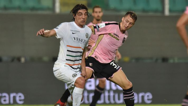 PALERMO, ITALY - OCTOBER 26: Simone Bentivoglio (L) of Venezia and Nicolas Haas of Palermo compete for the ball during the Serie B match between US Citta' di Palermo and Venezia FC at Stadio Renzo Barbera on October 26, 2018 in Palermo, Italy.  (Photo by Tullio M. Puglia/Getty Images) 