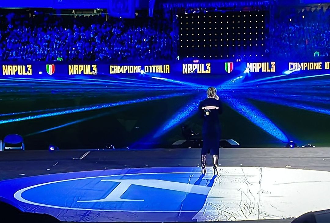 GALLERY L’emozionante esibizione di Arisa con la sciarpa del Napoli - immagine 5