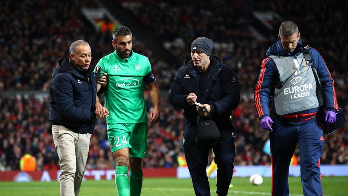 MANCHESTER, ENGLAND - FEBRUARY 16: Loic Perrin of Saint-Etienne leaves the pitch following an injury during the UEFA Europa League Round of 32 first leg match between Manchester United and AS Saint-Etienne at Old Trafford on February 16, 2017 in Manchester, United Kingdom. (Photo by Clive Brunskill/Getty Images) MANCHESTER, ENGLAND - FEBRUARY 16: Loic Perrin of Saint-Etienne leaves the pitch following an injury during the UEFA Europa League Round of 32 first leg match between Manchester United and AS Saint-Etienne at Old Trafford on February 16, 2017 in Manchester, United Kingdom. (Photo by Clive Brunskill/Getty Images)