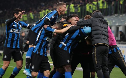 MILAN, ITALY - NOVEMBER 09: Nicolo Barella of FC Internazionale celebrates his goal with his team-mates during the Serie A match between FC Internazionale and Hellas Verona at Stadio Giuseppe Meazza on November 9, 2019 in Milan, Italy. (Photo by Emilio Andreoli/Getty Images) MILAN, ITALY - NOVEMBER 09: Nicolo Barella of FC Internazionale celebrates his goal with his team-mates during the Serie A match between FC Internazionale and Hellas Verona at Stadio Giuseppe Meazza on November 9, 2019 in Milan, Italy. (Photo by Emilio Andreoli/Getty Images)