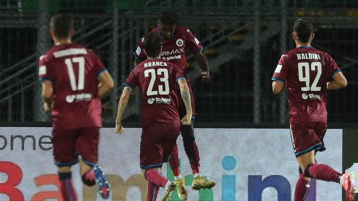 Foto Paola Garbuio/LaPresse
18 settembre 2021 Cittadella (PD) Italia
sport calcio
Cittadella vs Pordenone - Campionato di calcio Serie BKT 2021/2022 - Stadio Tombolato.
Nella foto: Orji Okwonkwo esultanza gol 1-0
Photo Paola Garbuio/LaPresse
September , 18 2021 Cittadella (PD) Italy
sport soccer
Cittadella vs Pordenone - Italian Football Championship League BKT 2021/2022 - - Tombolato stadium.
In the pic:Orji Okwonkwo 's celebration goal 1-0 Cittadella, una pomata inguaia Okwonkwo: rischia un anno di squalifica - immagine 1