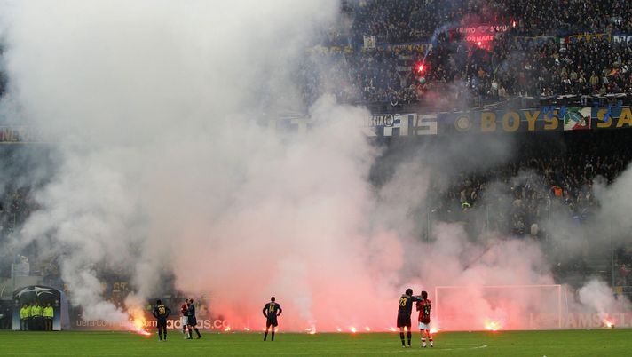 MILAN, ITALY - APRIL 12: Flares rain down onto the pitch from Inter Milan fans during the UEFA Champions League quarter-final second leg betweenInter Milan and AC Milan at the San Siro Stadium on April 12, 2005 in Milan, Italy. (Photo by Mike Hewitt/Getty Images) MILAN, ITALY - APRIL 12: Flares rain down onto the pitch from Inter Milan fans during the UEFA Champions League quarter-final second leg betweenInter Milan and AC Milan at the San Siro Stadium on April 12, 2005 in Milan, Italy. (Photo by Mike Hewitt/Getty Images)