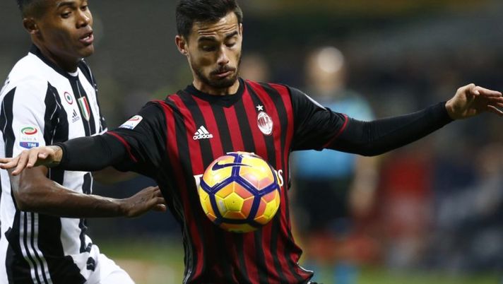 Juventus' Brazilian defender Alex Sandro (L) vies with AC Milan's Spanish midfielder Suso during the Italian Serie A football match AC Milan versus Juventus on October 22, 2016 at the San Siro Stadium in Milan. / AFP / MARCO BERTORELLO (Photo credit should read MARCO BERTORELLO/AFP/Getty Images) Milan, Suso in campo con la Juve? Il CorSport: “Montella ha un piano” - immagine 1