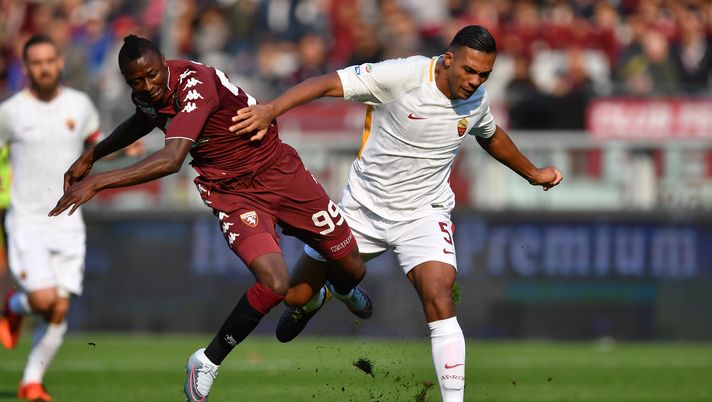 TURIN, ITALY - OCTOBER 22:  Umar Sadiq (L) of Torino FC is tackled by Juan Jesus of AS Roma during the Serie A match between Torino FC and AS Roma at Stadio Olimpico di Torino on October 22, 2017 in Turin, Italy.  (Photo by Valerio Pennicino/Getty Images) 