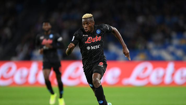 NAPLES, ITALY - OCTOBER 17: Victor Osimhen of SSC Napoli controls the ball during the Serie A match between SSC Napoli and Torino FC at Stadio Diego Armando Maradona on October 17, 2021 in Naples, Italy. (Photo by Francesco Pecoraro/Getty Images) Fabiano Santacroce: “Anguissa è fortissimo, ma Inter-Napoli non sarà decisiva per il titolo” - immagine 1