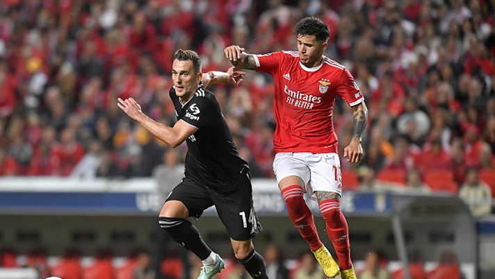 LISBON, PORTUGAL - OCTOBER 25: Arkadiusz Krystian Milik of Juventus is challenged by Enzo Fernández of SL Benfica during the UEFA Champions League group H match between SL Benfica and Juventus at Estadio do Sport Lisboa e Benfica on October 25, 2022 in Lisbon, Portugal. (Photo by Filippo Alfero - Juventus FC/Juventus FC via Getty Images) Brizuela su Enzo Fernandez: “Chelsea? Merita di vestire la maglia di un top club” - immagine 1