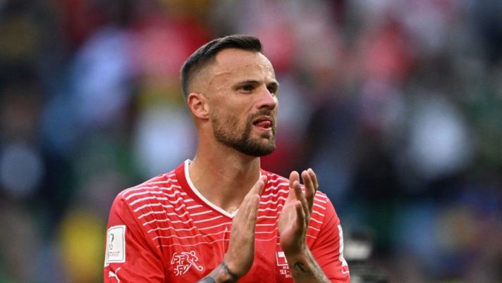 Switzerland's forward #09 Haris Seferovic applauds supporters during the Qatar 2022 World Cup Group G football match between Switzerland and Cameroon at the Al-Janoub Stadium in Al-Wakrah, south of Doha on November 24, 2022. (Photo by Kirill KUDRYAVTSEV / AFP) (Photo by KIRILL KUDRYAVTSEV/AFP via Getty Images) Stagione finita per Henry, la Salernitana cambia obiettivo: contatti in corso per Seferovic - immagine 1
