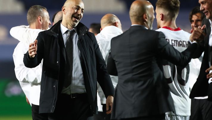 BERGAMO, ITALY - MAY 23: Ivan Gazidis, chief executive of AC Milan celebrates with Alexis Saelemaekers of A.C. Milan following the Serie A match between Atalanta BC and AC Milan at Gewiss Stadium on May 23, 2021 in Bergamo, Italy. Sporting stadiums around Italy remain under strict restrictions due to the Coronavirus Pandemic as Government social distancing laws prohibit fans inside venues resulting in games being played behind closed doors. (Photo by Marco Luzzani/Getty Images) BERGAMO, ITALY - MAY 23: Ivan Gazidis, chief executive of AC Milan celebrates with Alexis Saelemaekers of A.C. Milan following the Serie A match between Atalanta BC and AC Milan at Gewiss Stadium on May 23, 2021 in Bergamo, Italy. Sporting stadiums around Italy remain under strict restrictions due to the Coronavirus Pandemic as Government social distancing laws prohibit fans inside venues resulting in games being played behind closed doors. (Photo by Marco Luzzani/Getty Images)