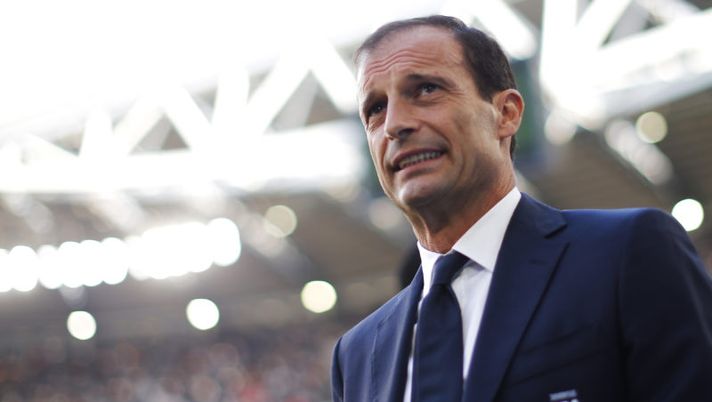 Juventus' coach Massimiliano Allegri gestures prior to the Italian Serie A football match Juventus Vs Cagliari on August 19, 2017 at the 'Allianz Stadium' in Turin. / AFP PHOTO / Marco BERTORELLO (Photo credit should read MARCO BERTORELLO/AFP/Getty Images) Juve, attenzione al sorpasso in difesa: non è più semplice turnover… - immagine 1