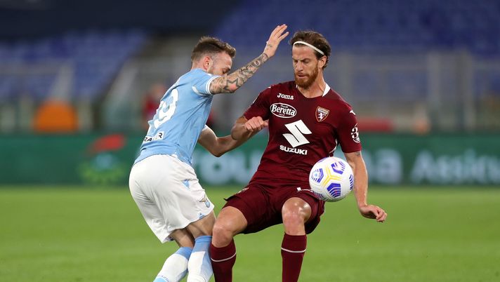 ROME, ITALY - MAY 18: Manuel Lazzari of S.S. Lazio battles for possession with Cristian Ansaldi of Torino FC during the Serie A match between SS Lazio and Torino FC at Stadio Olimpico on May 18, 2021 in Rome, Italy. Sporting stadiums around Italy remain under strict restrictions due to the Coronavirus Pandemic as Government social distancing laws prohibit fans inside venues resulting in games being played behind closed doors. (Photo by Paolo Bruno/Getty Images) ROME, ITALY - MAY 18: Manuel Lazzari of S.S. Lazio battles for possession with Cristian Ansaldi of Torino FC during the Serie A match between SS Lazio and Torino FC at Stadio Olimpico on May 18, 2021 in Rome, Italy. Sporting stadiums around Italy remain under strict restrictions due to the Coronavirus Pandemic as Government social distancing laws prohibit fans inside venues resulting in games being played behind closed doors. (Photo by Paolo Bruno/Getty Images)
