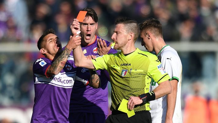 FLORENCE, ITALY - DECEMBER 19:Referee Marco Serra shows the red card to Cristiano Biraghi of ACF Fiorentina during the Serie A match between ACF Fiorentina and US Sassuolo at Stadio Artemio Franchi on December 19, 2021 in Florence, Italy. (Photo by Alessandro Sabattini/Getty Images) 
