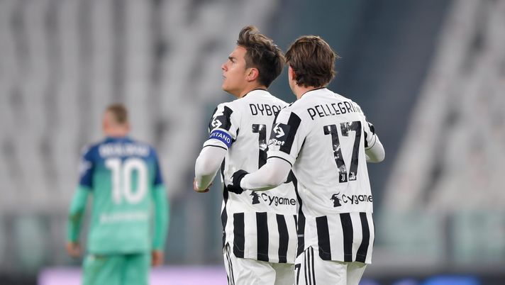 TURIN, ITALY - JANUARY 15: Paulo Dybala of Juventus celebrates after scoring the 1-0 goal with teammate Luca Pellegrini during the Serie A match between Juventus and Udinese Calcio at Allianz Stadium on January 15, 2022 in Turin, Italy. (Photo by Daniele Badolato - Juventus FC/Juventus FC via Getty Images) Juve, Dybala segna e guarda al futuro: La Joya non sorride più - immagine 1