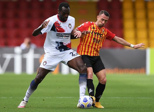  BENEVENTO, ITALY - MAY 16: Simy Nwankwo of F.C. Crotone battles for possession with Gaetano Letizia of Benevento Calcio during the Serie A match between Benevento Calcio and FC Crotone at Stadio Ciro Vigorito on May 16, 2021 in Benevento, Italy. Sporting stadiums around Italy remain under strict restrictions due to the Coronavirus Pandemic as Government social distancing laws prohibit fans inside venues resulting in games being played behind closed doors. (Photo by Francesco Pecoraro/Getty Images) 