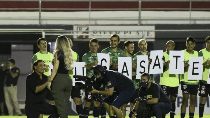 Paraguay, il Mister chiede in ginocchio in campo alla fidanzata di sposarlo: poi perde 5-1… 