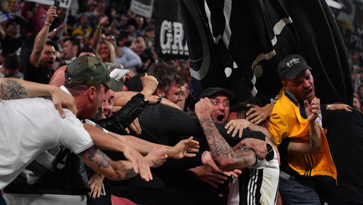 TURIN, ITALY - MAY 09:  Mario Mandzukic of Juventus celebrates with fans after scoring his goal during the UEFA Champions League Semi Final second leg match between Juventus and AS Monaco at Juventus Stadium on May 9, 2017 in Turin, Italy.  (Photo by Stuart Franklin/Getty Images) 