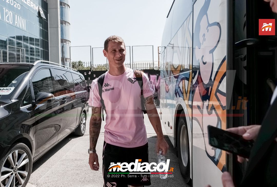 FOTO Frosinone-Palermo, i rosanero in partenza dallo stadio “Renzo Barbera” (Gallery) - immagine 13