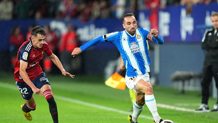 PAMPLONA, SPAIN - OCTOBER 20: Sergi Darder of Espanyol runs with the ball whilst under pressure from Aimar Oroz of Osasuna during the LaLiga Santander match between CA Osasuna and RCD Espanyol at El Sadar Stadium on October 20, 2022 in Pamplona, Spain. (Photo by Juan Manuel Serrano Arce/Getty Images) PRE DERBY A BARCELLONA