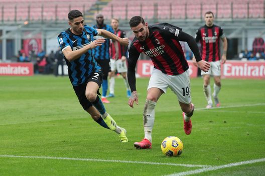 Theo Hernandez del Milan cerca di sfuggire al pressing di Hakimi dell'Inter Theo Hernandez del Milan cerca di sfuggire al pressing di Hakimi dell'Inter