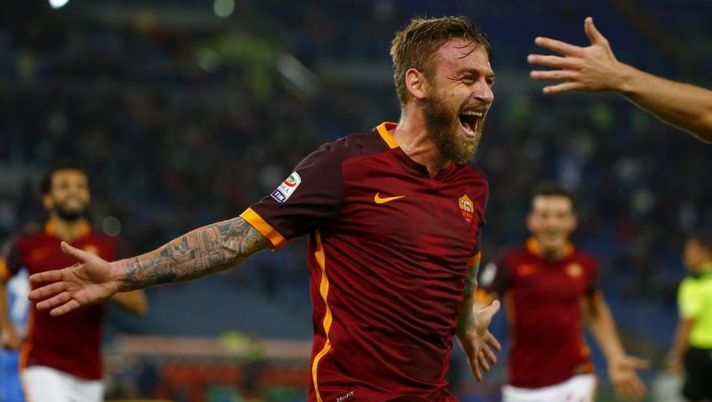 AS Roma's Daniele De Rossi celebrates after scoring against Empoli during their Italian Serie A soccer match at the Olympic stadium in Rome, Italy, October 17, 2015. REUTERS/Tony Gentile Roma, da Salah a De Rossi: le ultime verso il Milan. E c’è Totti - immagine 1