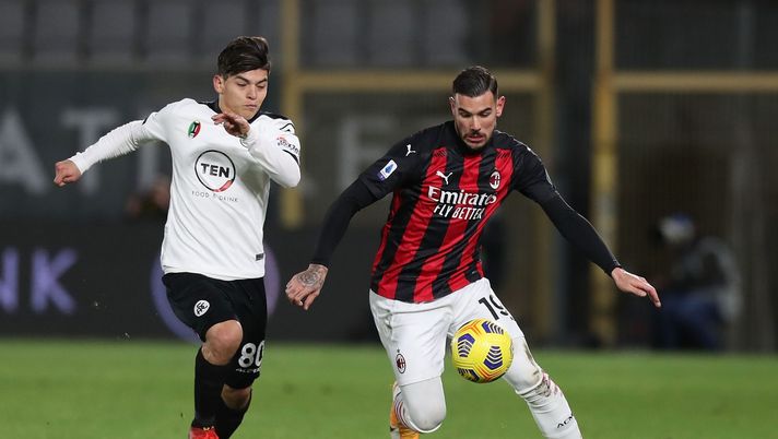 Theo Hernández (difensore AC Milan), qui contro Kevin Agudelo in Spezia-Milan 2-0 (Serie A 2020-2021) | News (Getty Images) 