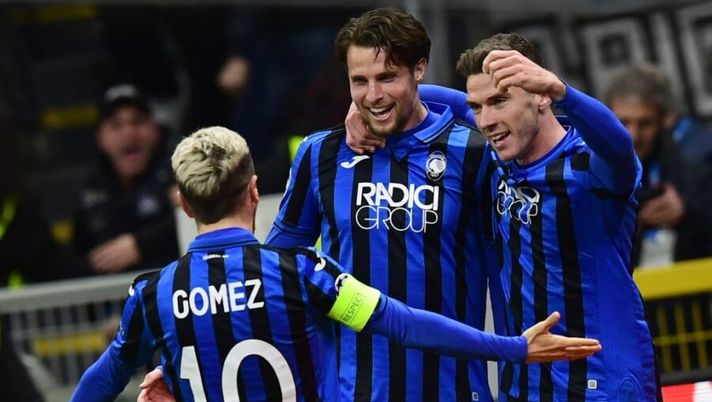 Atalanta's Dutch defender Hans Hateboer (C) celebrates with Atalanta's Argentinian forward Papu Gomez (L) and Atalanta's German defender Robin Gosens after opening the scoring during the UEFA Champions League round of 16 first leg football match Atalanta Bergamo vs Valencia on February 19, 2020 at the San Siro stadium in Milan. (Photo by Miguel MEDINA / AFP) (Photo by MIGUEL MEDINA/AFP via Getty Images) Atalanta, non solo Freuler e Gomez: tutti i cambi di formazione di Gasperini - immagine 1
