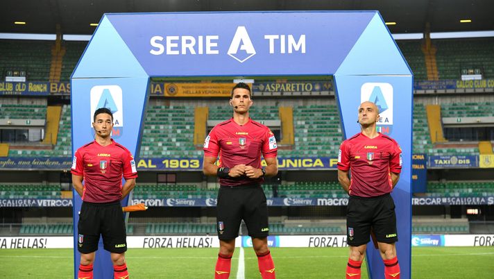 VERONA, ITALY - MAY 17: Referee Matteo Marchetti and his assistants line up prior to the Serie A match between Hellas Verona FC and Bologna FC at Stadio Marcantonio Bentegodi on May 17, 2021 in Verona, Italy. Sporting stadiums around Italy remain under strict restrictions due to the Coronavirus Pandemic as Government social distancing laws prohibit fans inside venues resulting in games being played behind closed doors. (Photo by Alessandro Sabattini/Getty Images) Spezia-Napoli affidata all’arbitro Marchetti, al Var Banti: la designazione completa - immagine 1