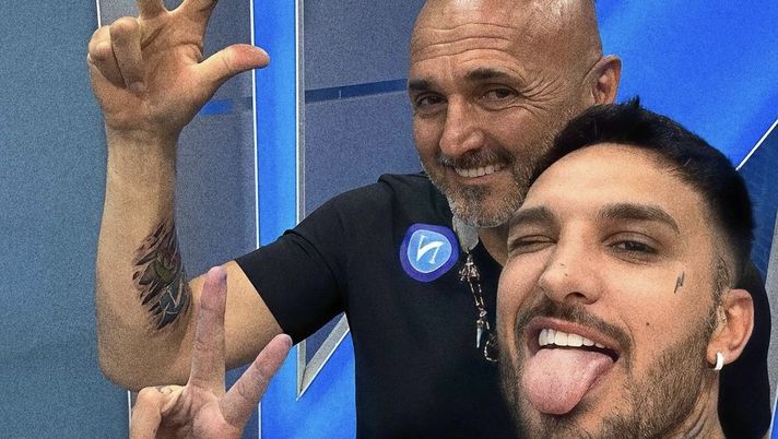 Luciano Spalletti si è fatto tatuare da Valentino Russo il terzo scudetto: una dimostrazione del suo amore per Napoli essendo anche il primo tatuaggio della sua vita.