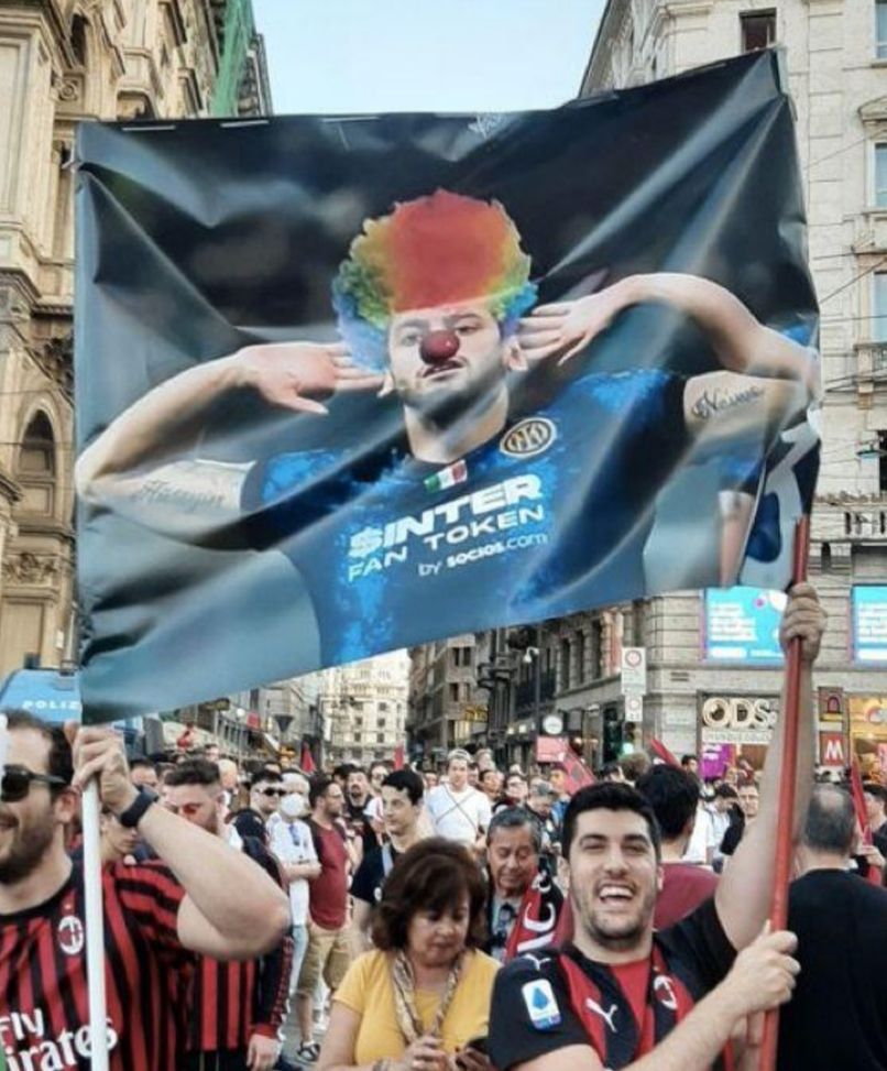 Il milanista siciliano davanti alla casa dell’Inter: maglia rossonera e imitazione di Calhanoglu…- immagine 3