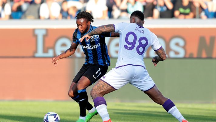 BERGAMO, ITALY - OCTOBER 02: Ademola Lookman of Atalanta battles for possession with Igor of Fiorentina during the Serie A match between Atalanta BC and ACF Fiorentina at Gewiss Stadium on October 02, 2022 in Bergamo, Italy. (Photo by Emilio Andreoli/Getty Images) Atalanta-Fiorentina 1-0: Italiano e i suoi cadono al Gewiss Stadium - immagine 1