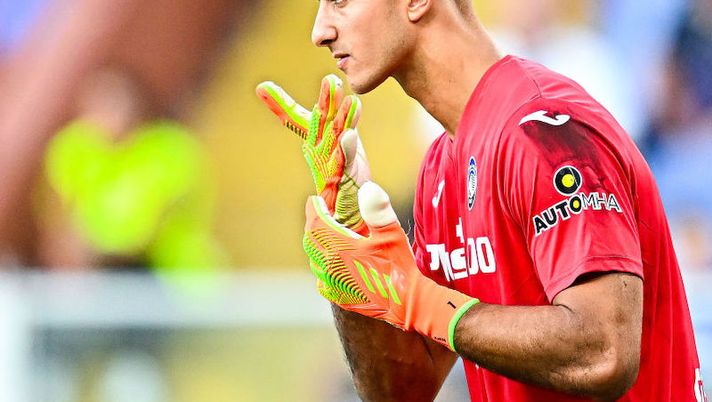 GENOA, ITALY - AUGUST 13: Juan Musso of Atalanta reacts during the Serie A match between UC Sampdoria and Atalanta BC at Stadio Luigi Ferraris on August 13, 2022 in Genoa, Italy. (Photo by Simone Arveda/Getty Images) Atalanta, trauma cranico per Musso: esce con il s.v., niente bonus inviolata - immagine 1