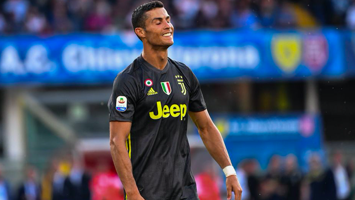 VIDEO – Compra Cristiano Ronaldo all’asta: si spoglia, poi si mette a piangere - immagine 1