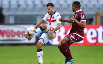  TURIN, ITALY - JULY 16: Iago Falque (L) of Genoa CFC is challenged by Gleison Bremer (L) of Torino FC during the Serie A match between Torino FC and Genoa CFC at Stadio Olimpico di Torino on July 16, 2020 in Turin, Italy. (Photo by Valerio Pennicino/Getty Images)
