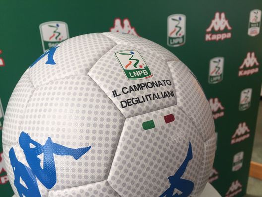 FOTO, ecco Kombat Ball 2018: il pallone della Serie B 2017-18 FOTO, ecco Kombat Ball 2018: il pallone della Serie B 2017-18