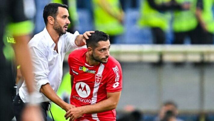 GENOA, ITALY - OCTOBER 02: Gianluca Caprari of Monza (right) celebrates with Raffaele Palladino head coach of Monza after scoring a goal during the Serie A match between UC Sampdoria and AC Monza at Stadio Luigi Ferraris on October 2, 2022 in Genoa, Italy. (Photo by Simone Arveda/Getty Images) Ansia Caprari! Palladino: “Lo perdiamo per un infortunio al ginocchio. D’Ambrosio c’è” - immagine 1