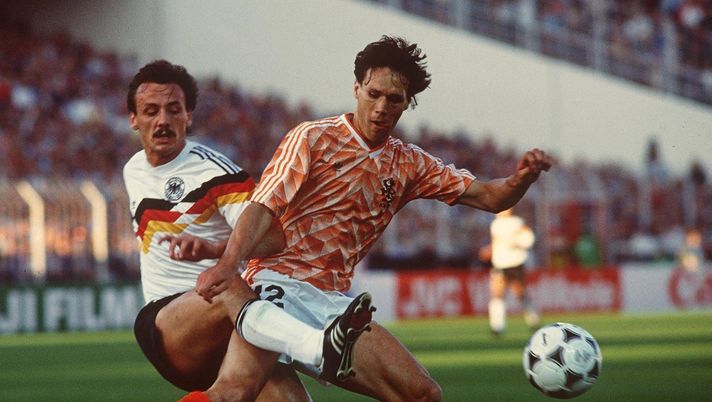 GERMANY - JUNE 21: FUSSBALL: EM 1988 LAENDERSPIEL GER - NED 21.06.88, Marco VAN BASTEN/NED, Juergen KOHLER/GER (Photo by Bongarts/Getty Images) GERMANY - JUNE 21: FUSSBALL: EM 1988 LAENDERSPIEL GER - NED 21.06.88, Marco VAN BASTEN/NED, Juergen KOHLER/GER (Photo by Bongarts/Getty Images)