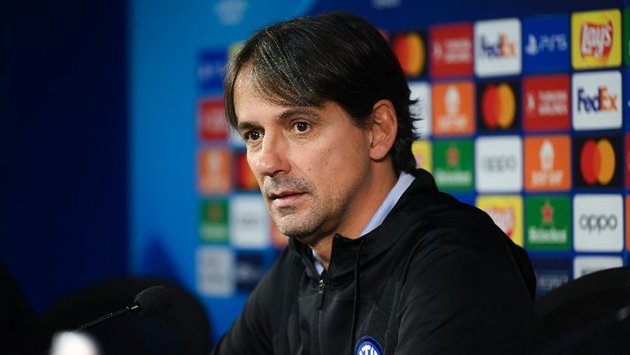 COMO, ITALY - DECEMBER 11: Head Coach Simone Inzaghi of FC Internazionale speaks to the media during the FC Internazionale press conference before the UEFA Champions League match between FC Internazionale and Real Sociedad at Suning Training Centre at Appiano Gentile on December 11, 2023 in Como, Italy. (Photo by Mattia Pistoia - Inter/Inter via Getty Images) Inzaghi: “Dimarco, Buchanan e come sta Dumfries. Juve super ma domani non è decisiva” - immagine 1