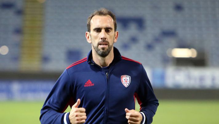 CAGLIARI, ITALY - SEPTEMBER 26: Diego Gorin of Cagliari looks on during the Serie A match between Cagliari Calcio and SS Lazio at Sardegna Arena on September 26, 2020 in Cagliari, Italy. (Photo by Enrico Locci/Getty Images) Godin: “Ho un altro anno di contratto con il Cagliari, vi svelo la mia intenzione” - immagine 1