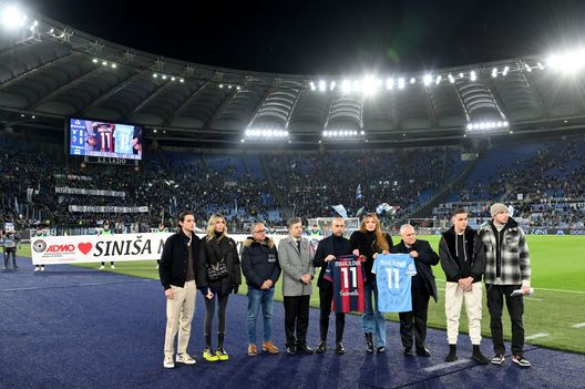 ROME, ITALY - JANUARY 19: Lazio’ Chairman Claudio Lotito and the CEO of Bologna, Claudio Fenucci together with Mihajlovic’ wife and children officially launch the charity auction together with the President of Admo, Giulio Corradi, of which Mihajlovic was testimonial prior to the Coppa Italia match between SS Lazio v Bologna FC at Olimpico Stadium on January 19, 2023 in Rome, Italy. (Photo by Marco Rosi - SS Lazio/Getty Images) Il ricordo di Sinisa Mihajlovic all’Olimpico - immagine 1