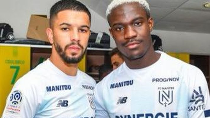 Per ricordare Emiliano Sala, nel derby con il Bordeaux, il Nantes rinuncia ai propri colori giallo-verde e abbraccia il biancoblu argentino Per ricordare Emiliano Sala, nel derby con il Bordeaux, il Nantes rinuncia ai propri colori giallo-verde e abbraccia il biancoblu argentino